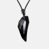 Collar negro con conchas plateadas