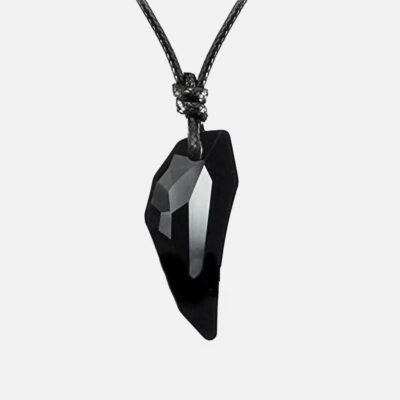 Collar negro con conchas plateadas