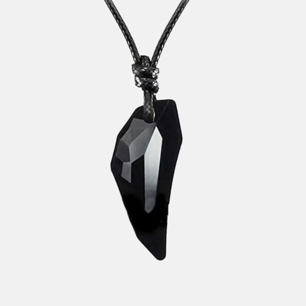 Collar negro con conchas plateadas